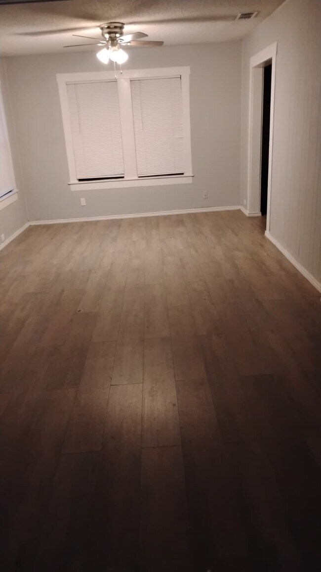 Foto del edificio - 211 W Huff Ave