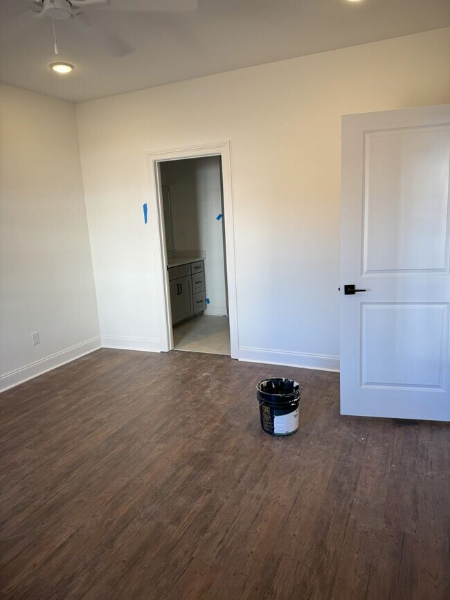 Building Photo - South Grove 107
