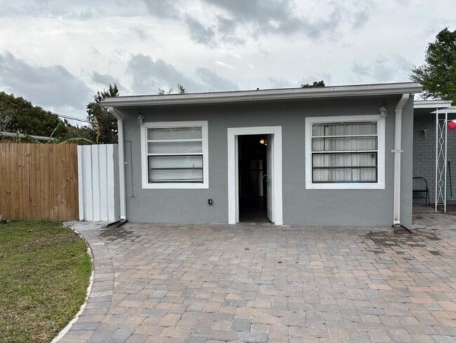 Building Photo - 2014 Pineway Dr