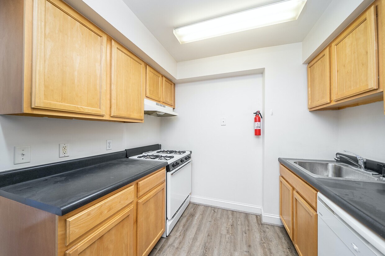Primary Photo - 7430 Boulevard E