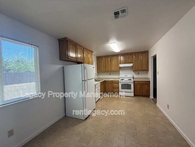 Foto del edificio - 6635 Chandler Dr
