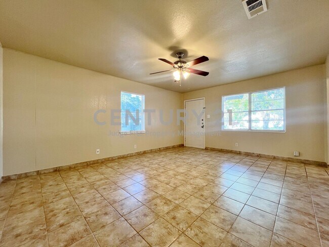 Foto del edificio - Cozy 1-Story 1/1 Duplex in Castleberry ISD...
