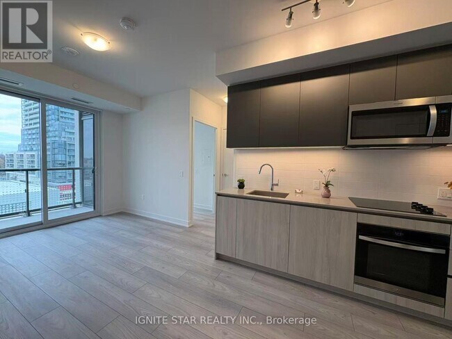 Photo du bâtiment - 5858 Yonge St