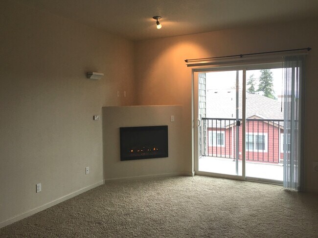 Building Photo - **$500 Off First Full Month's Rent** Overl...