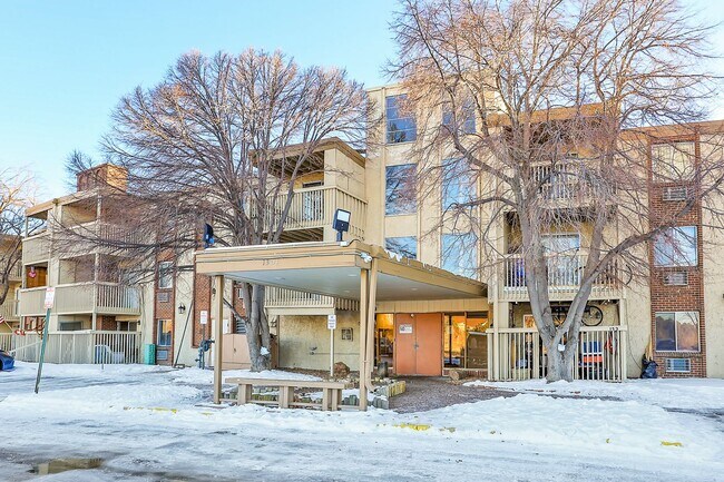 Foto del edificio - 1 Bedroom, 1 bath, 3rd floor Apartment