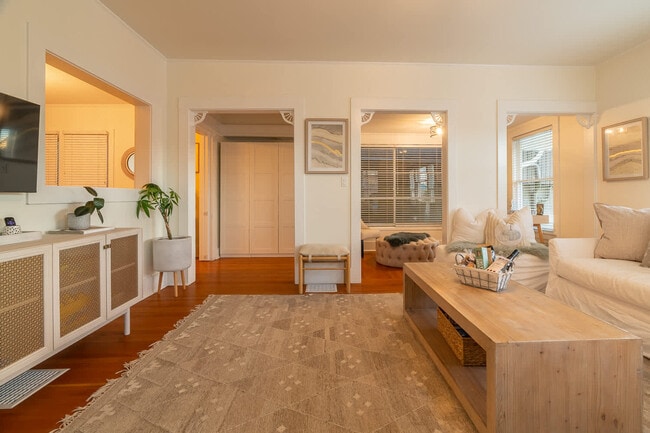 Building Photo - 116 4th Ave N