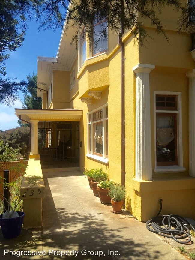 Building Photo - 235 Moncada Way