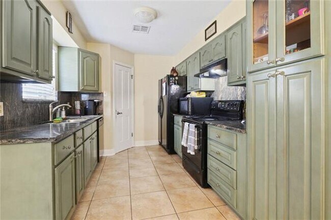 Building Photo - Updated Ranch style home with above ground...