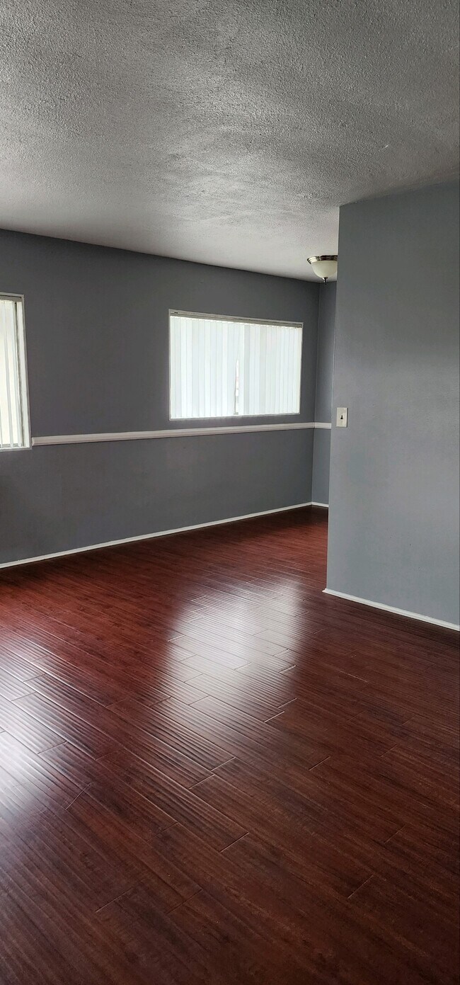 Foto del edificio - 10136 Scott Ave
