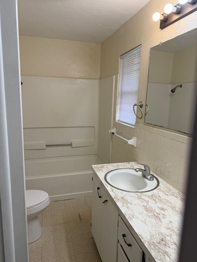 Building Photo - 4010 N Harrison Ave