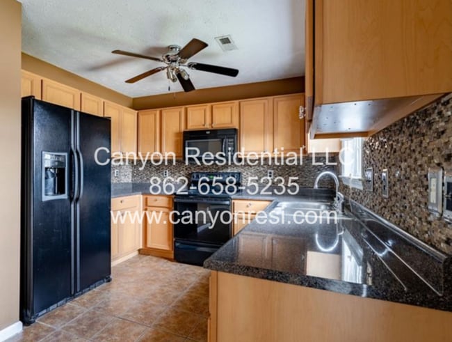 Foto del edificio - Beautiful home with 3 bedrooms!