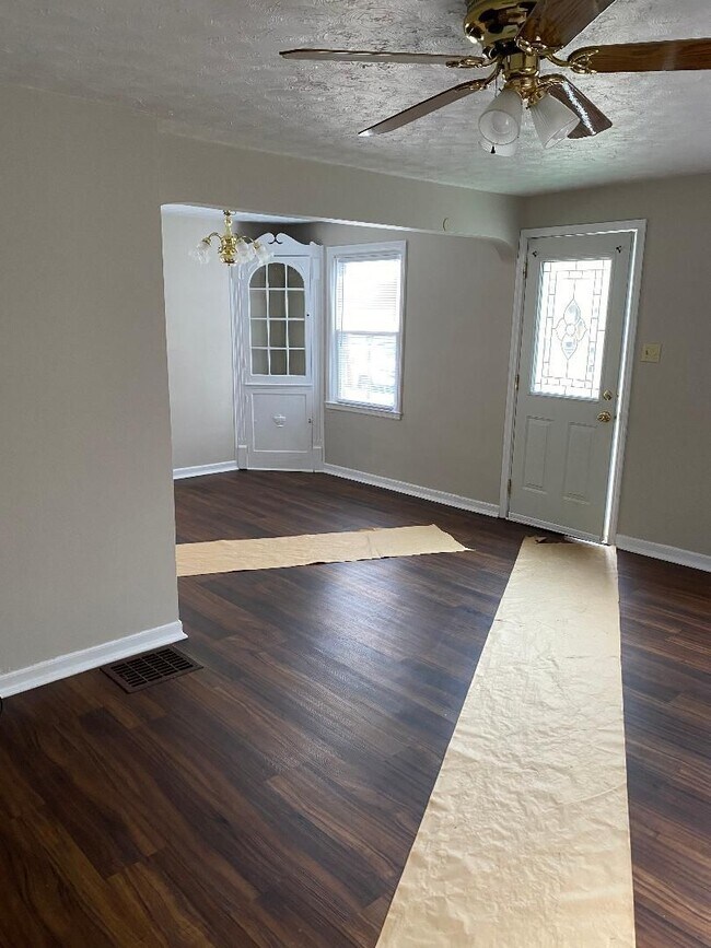 Building Photo - 3 Bedroom, 1 Bathroom SINGLE FAMILY HOME f...