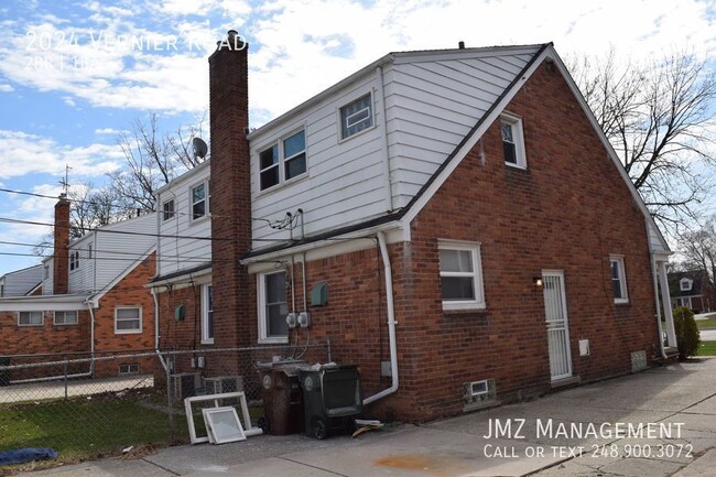 Building Photo - REMODELED TOWNHOME IN GROSSE POINTE WOODS ...