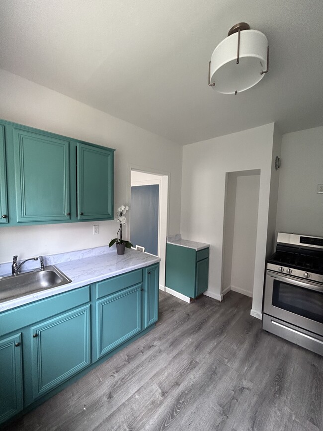 Kitchen - 2376 N Green St
