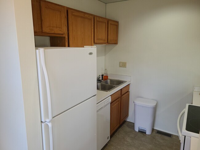Kitchen - 2726 E Conquest St