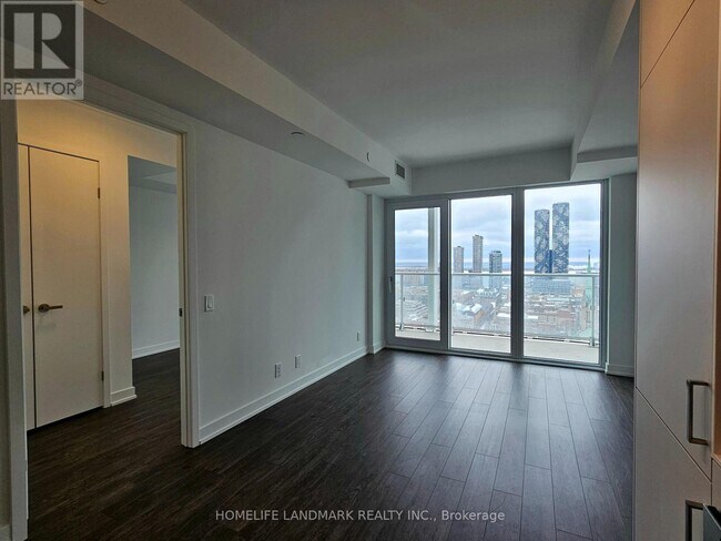 Photo du bâtiment - 88 Queen St E