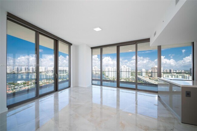 Foto del edificio - 18975 Collins Ave