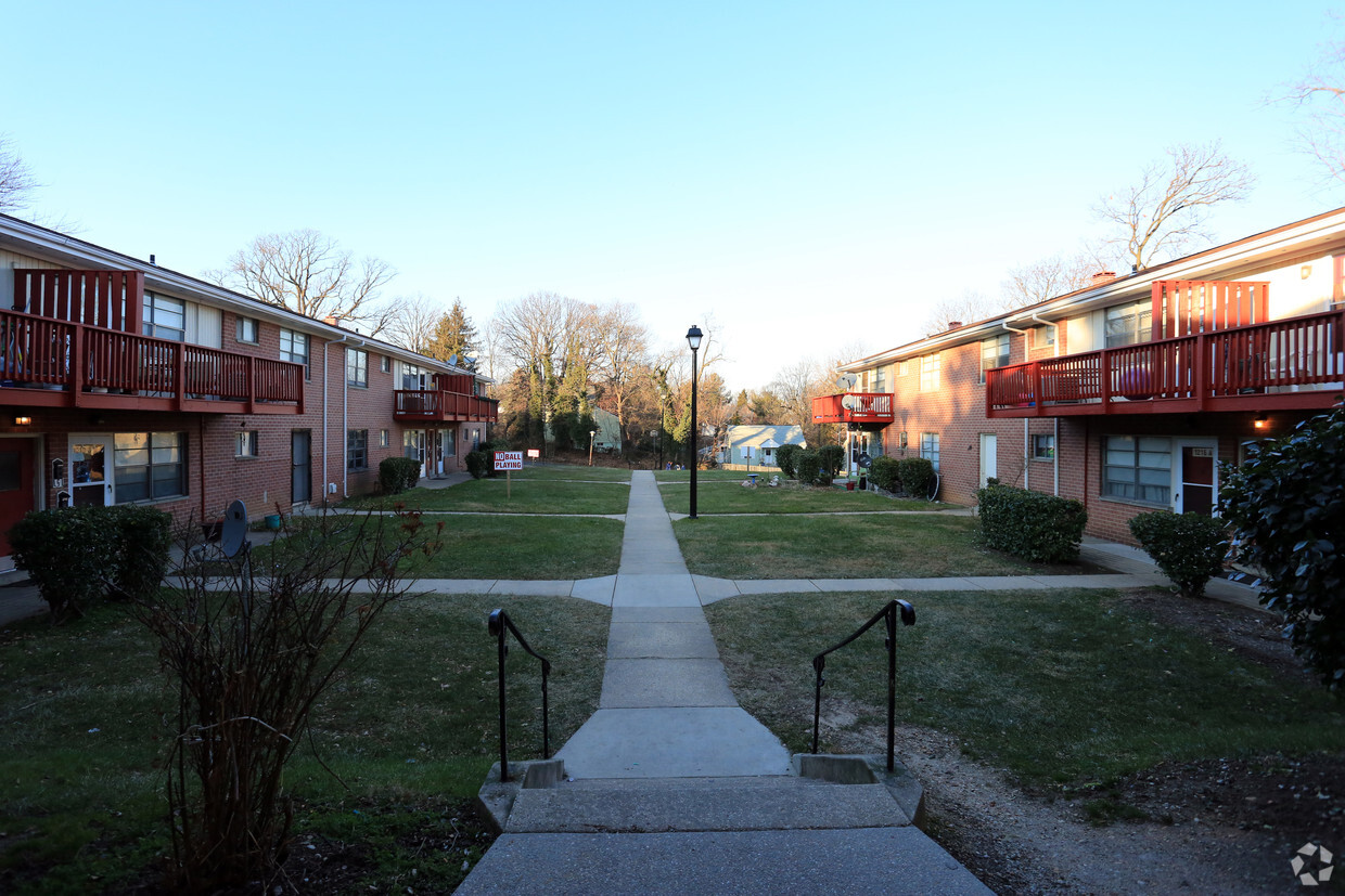 Courtyard - Walker Avenue Apartments