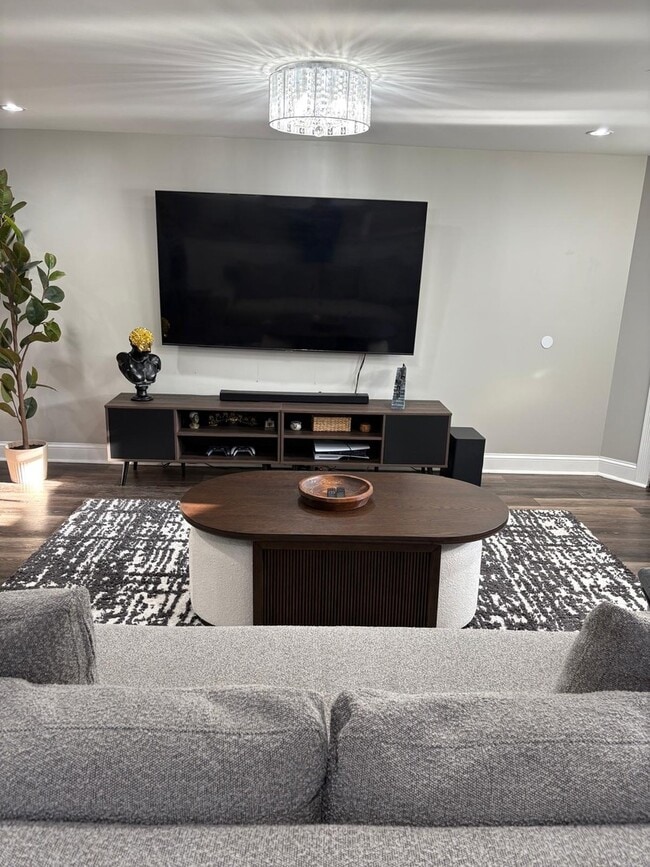 Building Photo - 6541 S Ingleside Ave