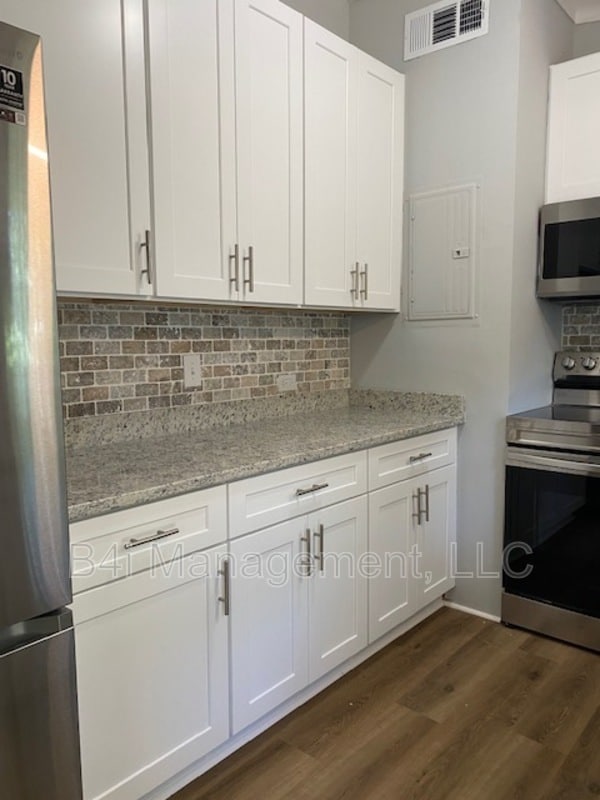 Building Photo - 255 Robert E Lee Dr