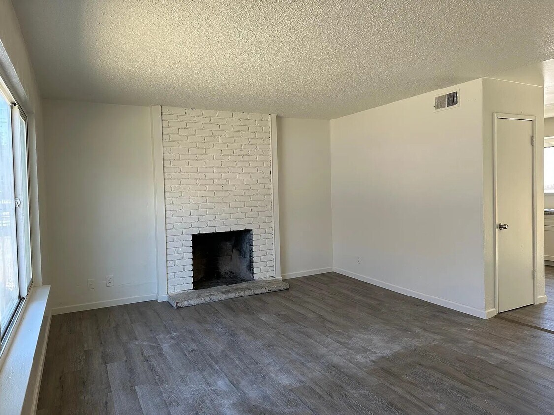 Building Photo - 8650 Acapulco Way, Unit 4