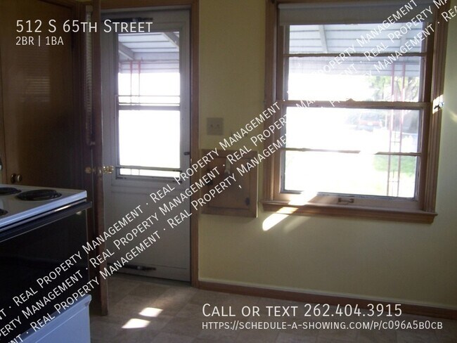 Building Photo - Two Bedroom Single Family Home in the hear...