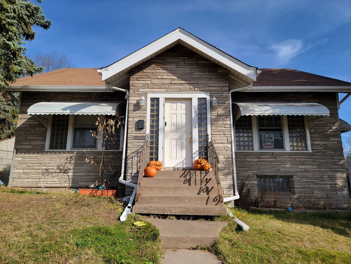 Foto principal - AVAILABLE SEPTEMBER - 3 Bed 2.5 Bath w/ Ga...