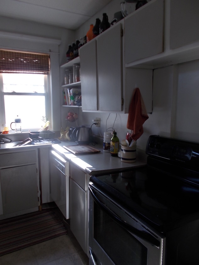 kitchen - 2430 Indianola Ave