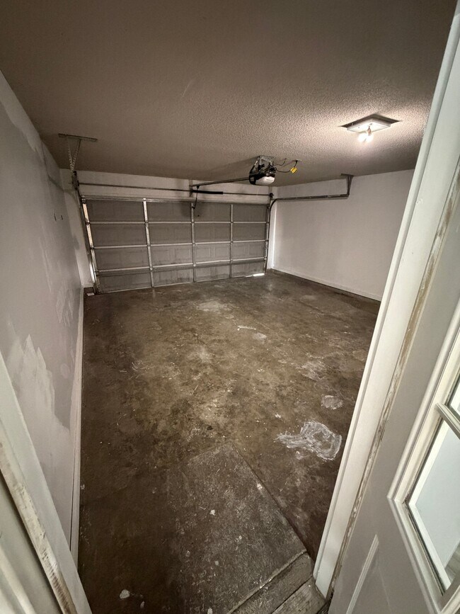 Building Photo - 7041 Kings Crown Dr
