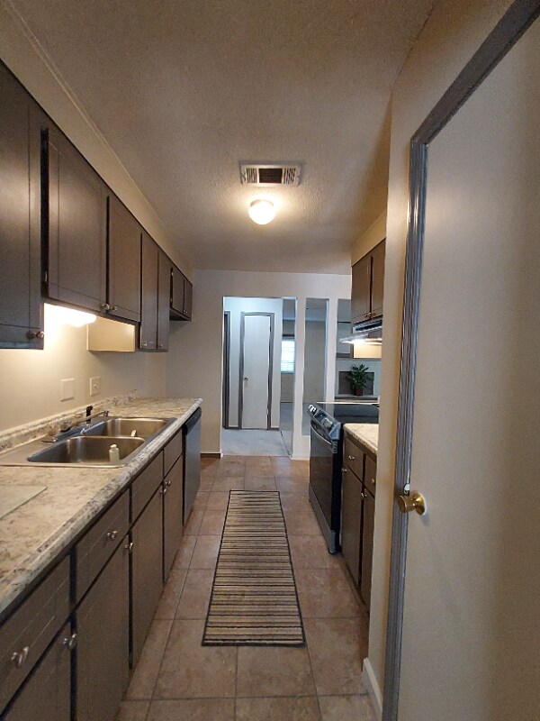 Building Photo - 126 Foxwood Cir