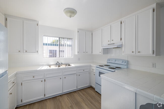 2BR, 1BA - 850SF - Kitchen - The Courtyard Apartments