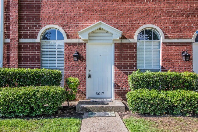 Building Photo - COMING SOON! Recently Renovated 1-Bedroom ...