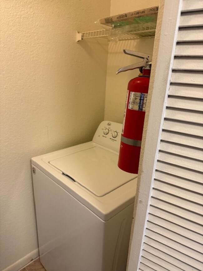 Foto del edificio - LEXINGTON PLACE ONE BEDROOM CONDO