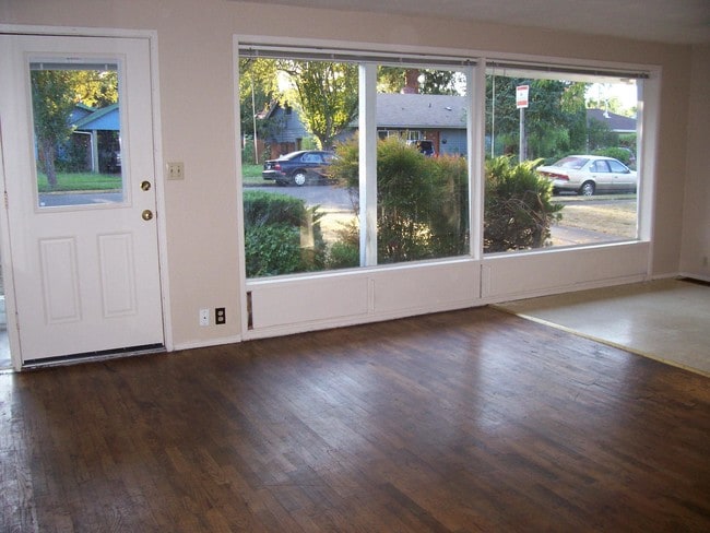 Building Photo - 5 Bd/2 Bth - Large fenced backyard!