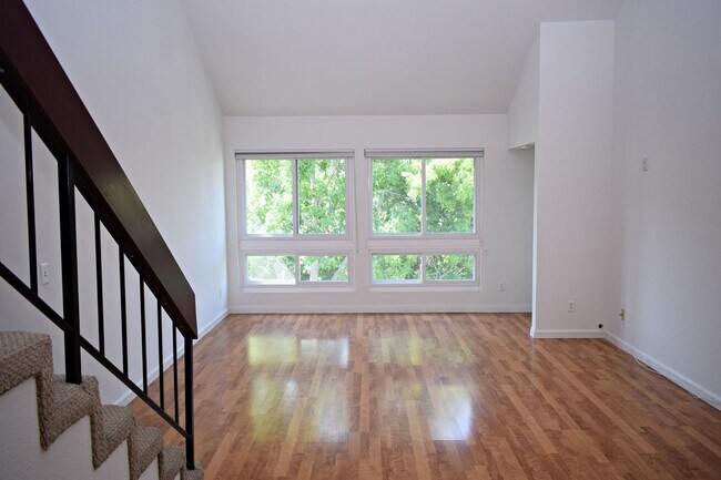 Foto del edificio - GRANTVILLE 1BR 1BA TOWNHOUSE - UPGRADED KITCHEN + BATH, AC, PET FRIENDLY, ASSIGNED PARKING, POOL,...