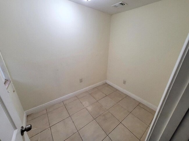 Foto del edificio - 13231-13233 Curran Rd