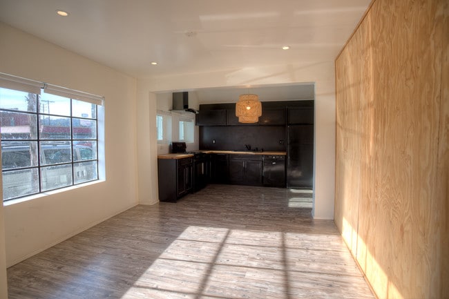 Building Photo - 409 Cypress Ave
