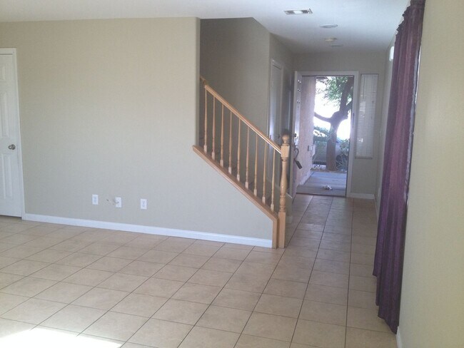 Building Photo - 3 Bed/2.5 bath. All Tile Downstairs. Open Great Room floor plan.