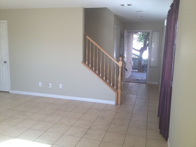 Foto del edificio - 3 Bed/2.5 bath. All Tile Downstairs. Open Great Room floor plan.