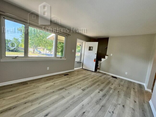 Foto del edificio - 3374 Eakin Rd