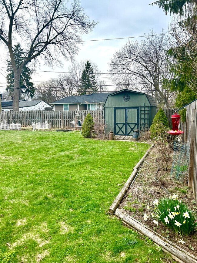 Building Photo - Sunroom Retreat | Fully Furnished 3BR with Private Fenced Yard