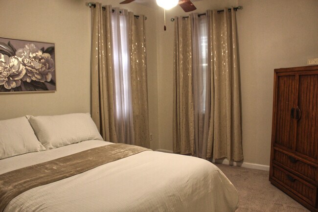 Foto del edificio - 353 Southgate Dr