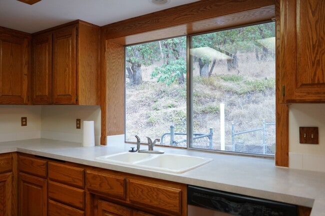 Foto del edificio - 3 bed 2 bath Single Family Home for Rent in Grants Pass