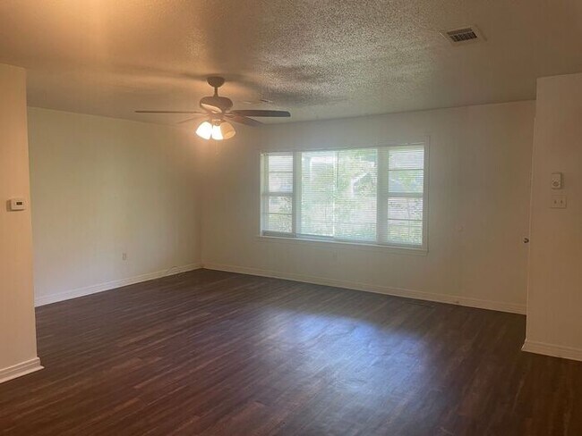 Building Photo - Downtown Conway Oversized Duplex Available...