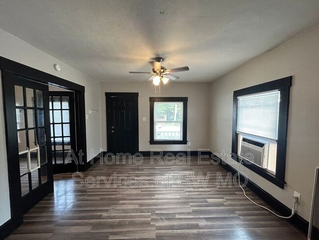 Building Photo - 413 S New Ave