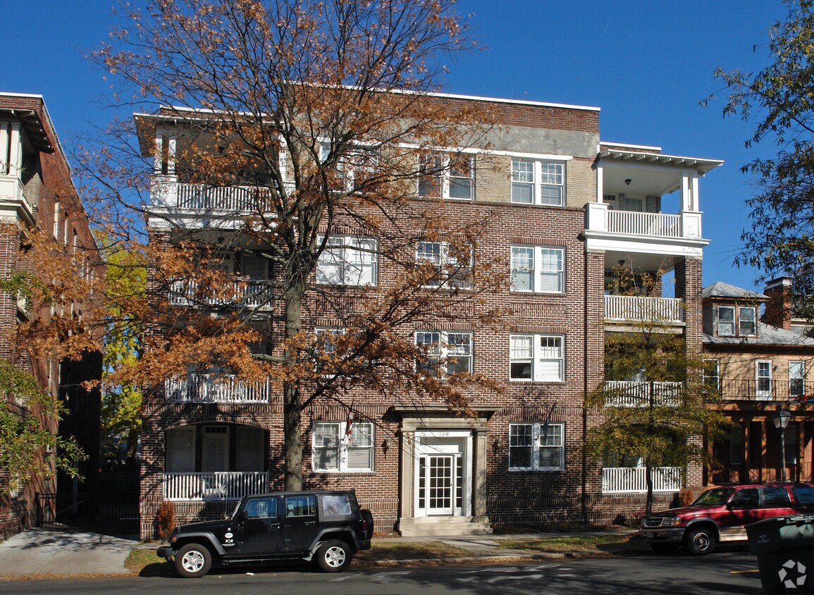 Foto del edificio - 736 W Princess Anne Rd