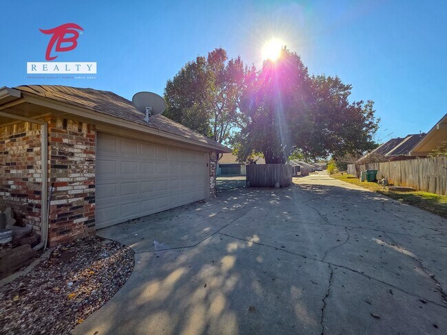Foto del edificio - 6811 Lyrewood Ln
