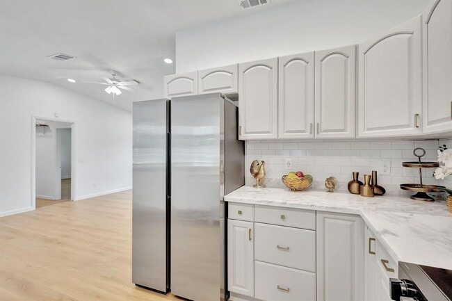 Building Photo - 9312 Pinion Dr