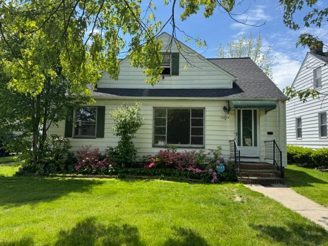 Building Photo - Single Family Home 5 beds 2 bath - Coming Soon!