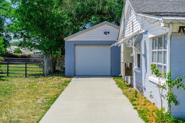 Foto del edificio - MOVE IN SPECIAL- Charming 2/1 Home w/ Partially Fenced Yard in St. Cloud